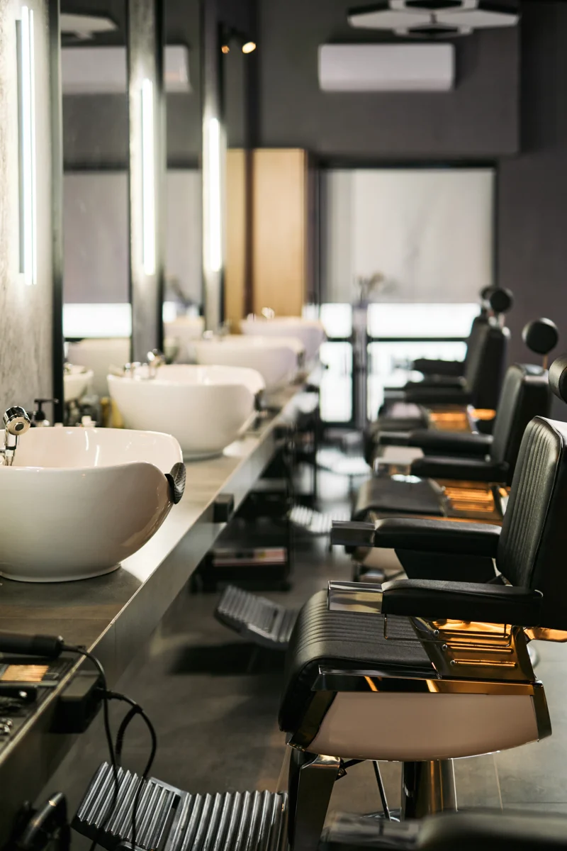 Intérieur de salon provisoire, volontairement flouté