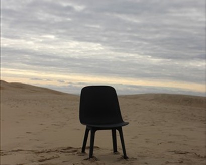 Un fauteuil du Cabinet dans un paysage ouvert, image d'ambiance.