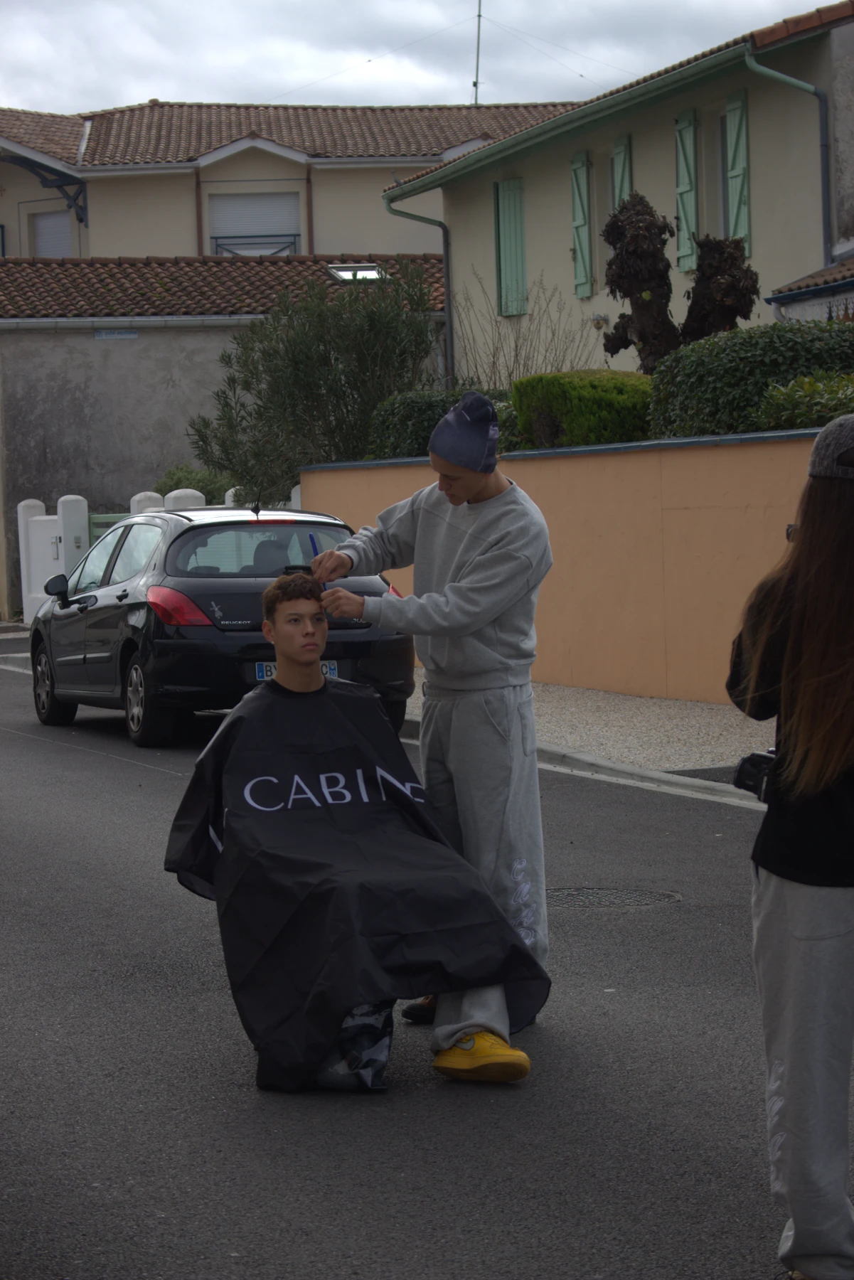 Mehdi réalise une coupe dans la rue