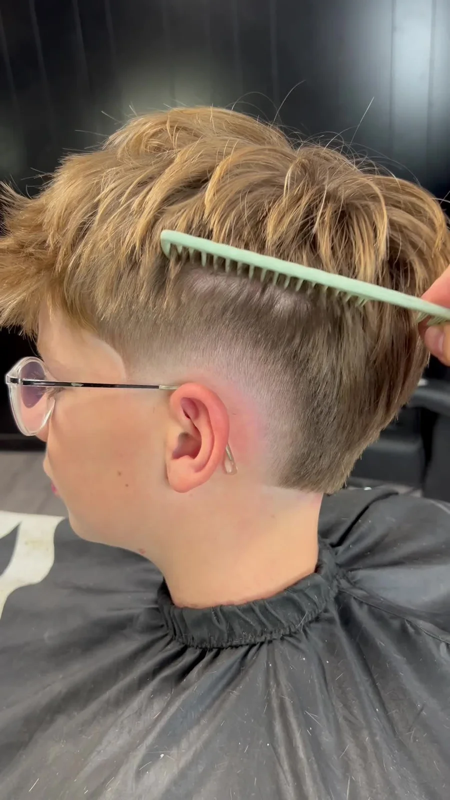 Le peigne accompagne le travail des longueurs.