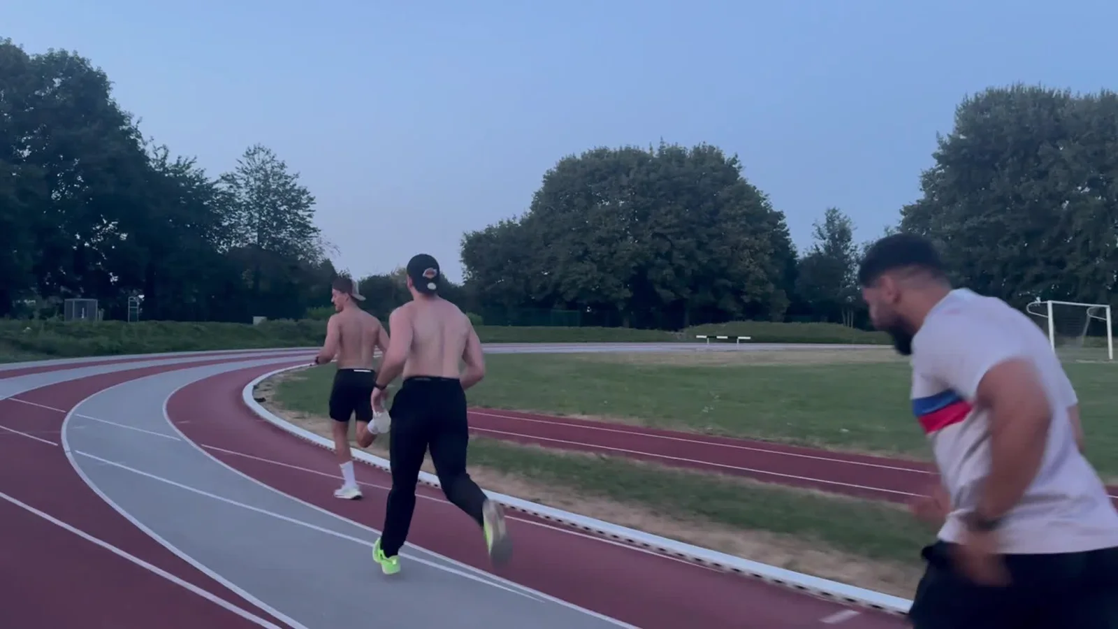 Mehdi et Selim pendant un entraînement sur piste