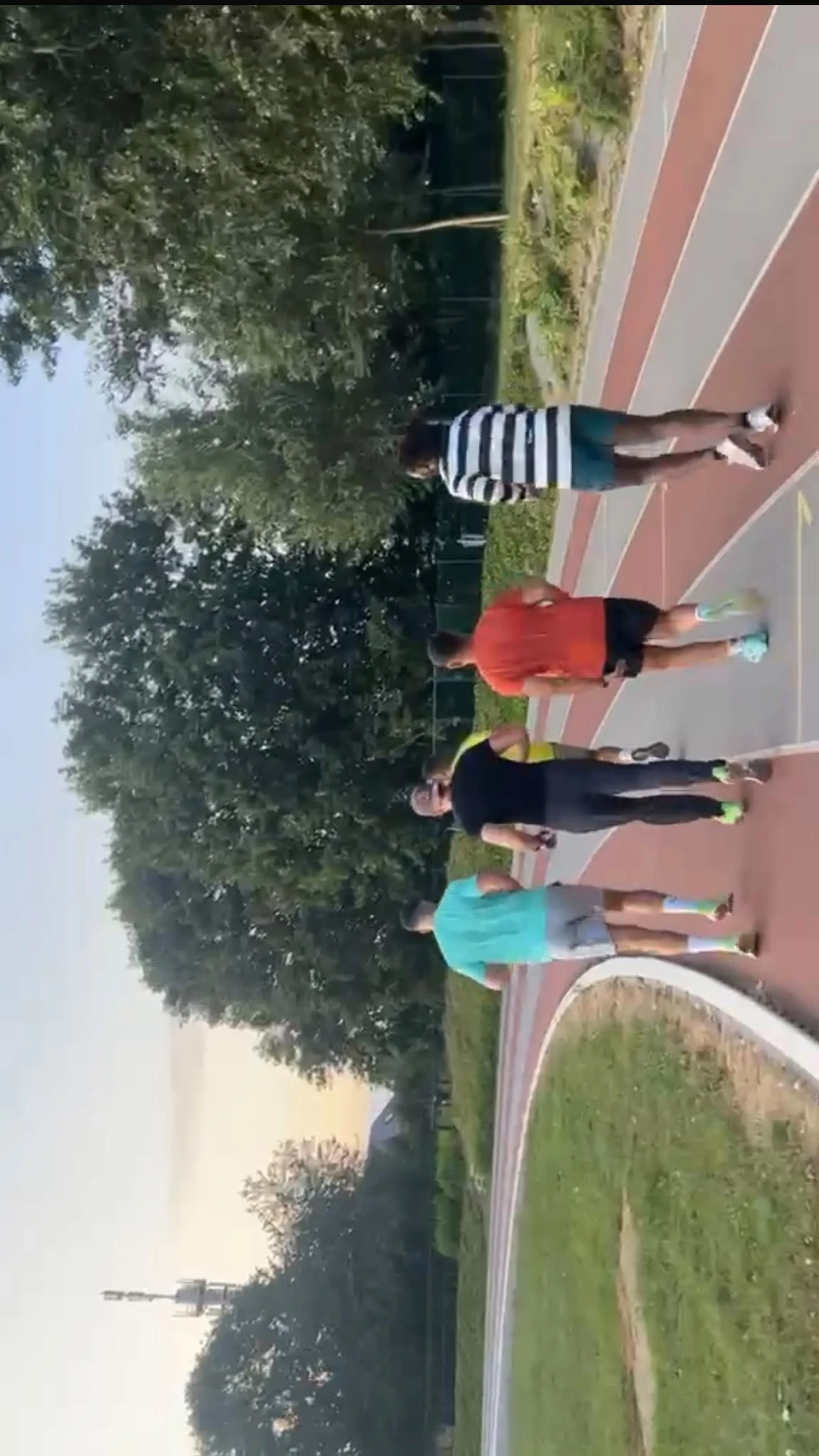 Le groupe réuni sur la piste de course