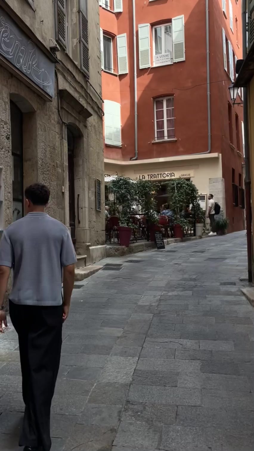 Mehdi marche dans une rue, image d'ambiance de la collection.