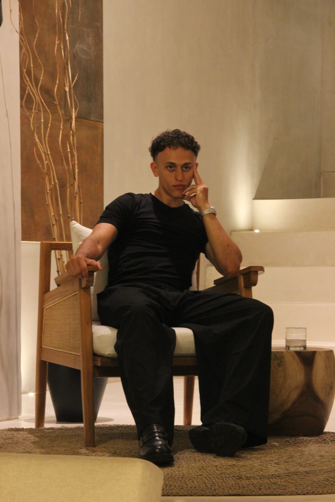 Mehdi assis dans un fauteuil